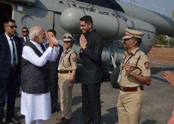 “कितने लंबे हो कलेक्टर साहेब”, प्रधानमंत्री नरेंद्र मोदी यांचा कुमार आशीर्वाद यांच्याशी संवाद ; मोदींचे हावभाव पहा या फोटोतून
