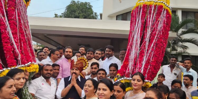 शरद पवार हे कार्यकर्त्यांच्या जीवावर मोठे झाले ; सोलापुरात उमेश पाटील यांचे जंगी स्वागत