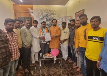 सोलापुरात गोपीचंद पडळकरांच्या कार्यकर्त्यांचा राष्ट्रवादीत प्रवेश ; भाऊंनी लगेच दिलं मोठं गिफ्ट