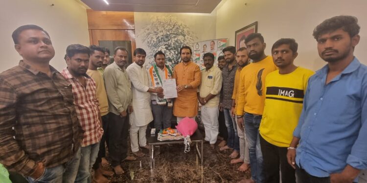 सोलापुरात गोपीचंद पडळकरांच्या कार्यकर्त्यांचा राष्ट्रवादीत प्रवेश ; भाऊंनी लगेच दिलं मोठं गिफ्ट