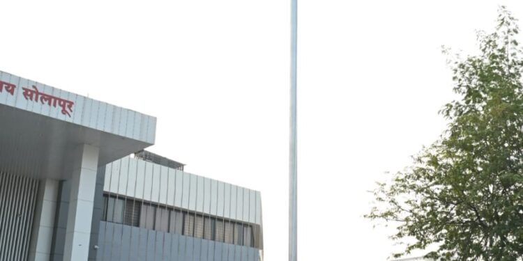 जिल्हाधिकारी कुमार आशीर्वाद यांच्या हस्ते प्रजासत्ताक दिनी ध्वजारोहण