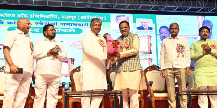 पालकमंत्री चंद्रकांत पाटील यांच्या हस्ते नाट्य संमेलनाच्या रंगमंचाचे उद्घाटन ; दादांची दहा कोटींची घोषणा