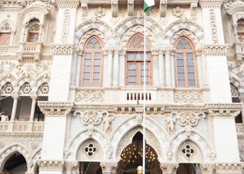 सोलापूर महापालिकेत आयुक्त शितल तेली उगले यांच्या हस्ते शासकीय ध्वजारोहण