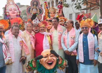 सोलापुरात नाट्य दिंडीने उत्साह संचारला ! हा गावरान कोंबडा ठरला लक्षवेधी