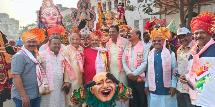 सोलापुरात नाट्य दिंडीने उत्साह संचारला ! हा गावरान कोंबडा ठरला लक्षवेधी