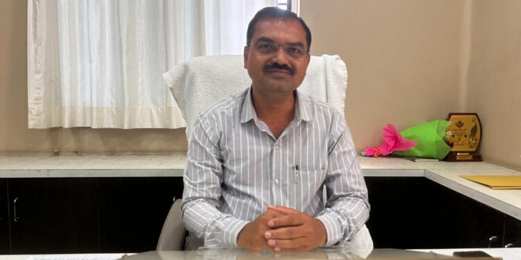 मी पुन्हा आलो…, मी पुन्हा आलो..माध्यमिक शिक्षणाधिकारी मारुती फडके हजर ; एकीकडे जॉईन दुसरीकडे स्वागत