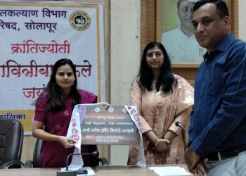 सोलापूर झेडपीत सावित्रीबाई फुले जयंतीदिनी असाही नाविन्यपूर्ण उपक्रम ; मुलीच्या नावाचे नामफलक अधिकाऱ्यांना भेट