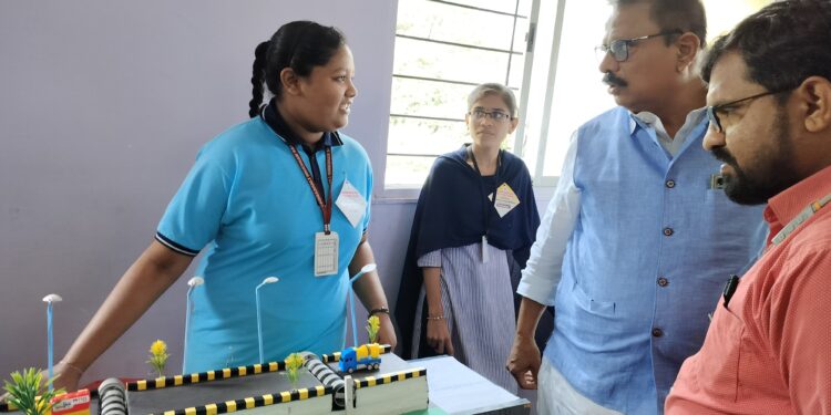 “बेटा, हा प्रकल्प नितीन गडकरी साहेबांना पाठव” ; दिलीप माने यांनी विद्यार्थिनीला दिली कौतुकाची थाप