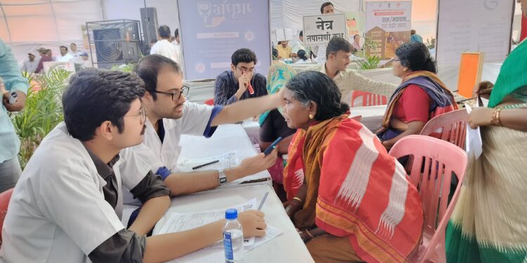 सोलापुरात शिवसेनेच्या आरोग्य शिबिराला उत्स्फूर्त प्रतिसाद ; स्वतः शिवाजी सावंत ठाण मांडून