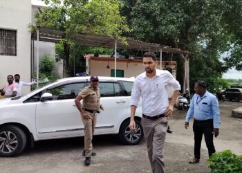 सोलापूरचे जिल्हाधिकारी कुमार आशीर्वाद आले ॲक्शन मोडवर ; तर मी थेट गुन्हे दाखल करेन ; प्रशासन यांच्या पाठीशी ठाम उभे