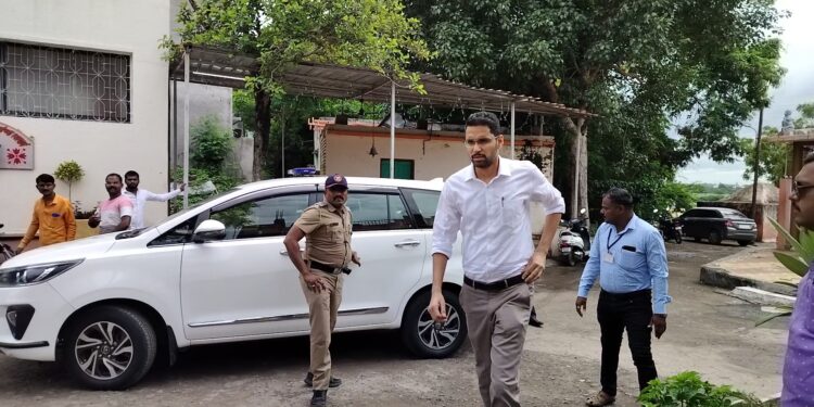 सोलापूरचे जिल्हाधिकारी कुमार आशीर्वाद आले ॲक्शन मोडवर ; तर मी थेट गुन्हे दाखल करेन ; प्रशासन यांच्या पाठीशी ठाम उभे