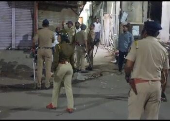 सोलापुरात हिंदू आक्रोश मोर्चात हुल्लडबाजी ; काही दुकानांवर दगडफेक, पोलिसांनी परिस्थिती आणली नियंत्रणात