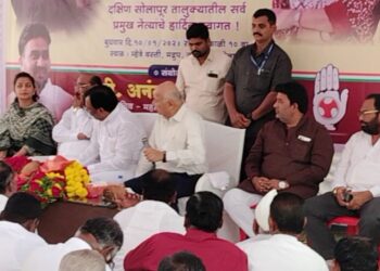 आपण काय भाजपवाले आहोत का? अजान सुरू होताच सुशीलकुमार शिंदेंनी भाषण थांबवले ; खालून मागणी बिगर माईकचे बोला, पण…..