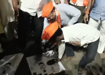 सोलापुरात देवेंद्र फडणवीस व राहुल नार्वेकर यांची प्रतिमा शिवसेनेने पायदळी तुडवली ; आगामी लोकसभा व विधानसभा निवडणुकीत…..