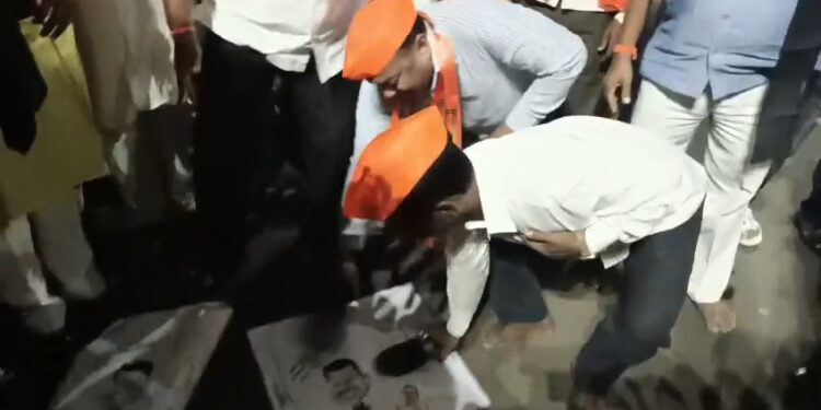 सोलापुरात देवेंद्र फडणवीस व राहुल नार्वेकर यांची प्रतिमा शिवसेनेने पायदळी तुडवली ; आगामी लोकसभा व विधानसभा निवडणुकीत…..