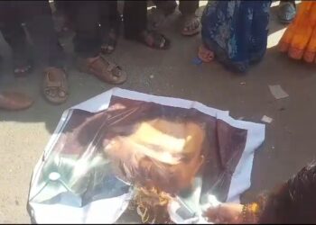 शिवसेना ही उद्धव बाळासाहेब ठाकरे यांचीच, कुण्या आयऱ्यागयऱ्याची नाही ; मोहोळमध्ये राहुल नार्वेकर यांचे पोस्टर जाळले