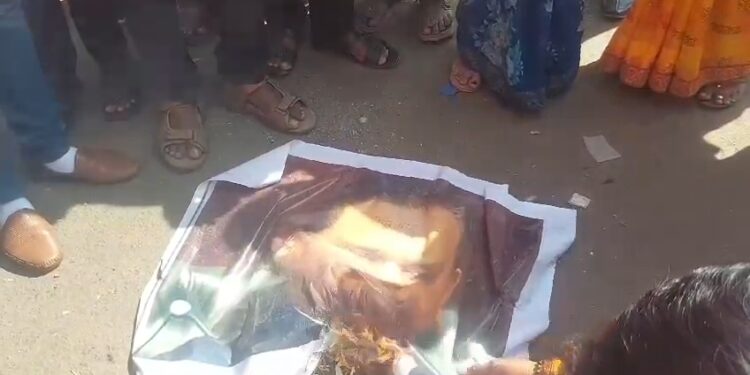 शिवसेना ही उद्धव बाळासाहेब ठाकरे यांचीच, कुण्या आयऱ्यागयऱ्याची नाही ; मोहोळमध्ये राहुल नार्वेकर यांचे पोस्टर जाळले