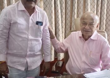 Bharat jadhav meet sushilkumar shinde