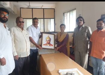 सोलापुरात महात्मा बसवेश्वर आर्थिक विकास महामंडळ कार्यालय सुरू ; लिंगायत समाजाच्या नेत्यांनी दिली भेट