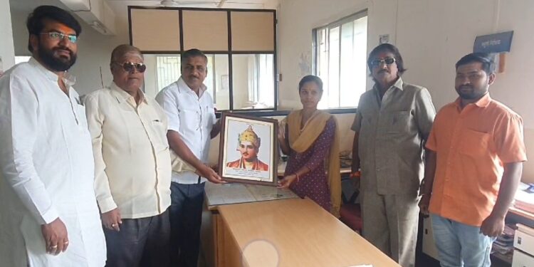 सोलापुरात महात्मा बसवेश्वर आर्थिक विकास महामंडळ कार्यालय सुरू ; लिंगायत समाजाच्या नेत्यांनी दिली भेट
