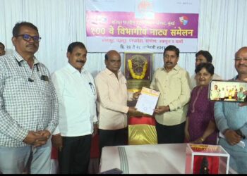 सैराट फेम आर्चीला नाट्यदिंडीत सहभागी होण्यासाठी सांगणार ; धैर्यशील मोहिते पाटील यांची नाट्य संमेलनाच्या संपर्क कार्यालयास भेट