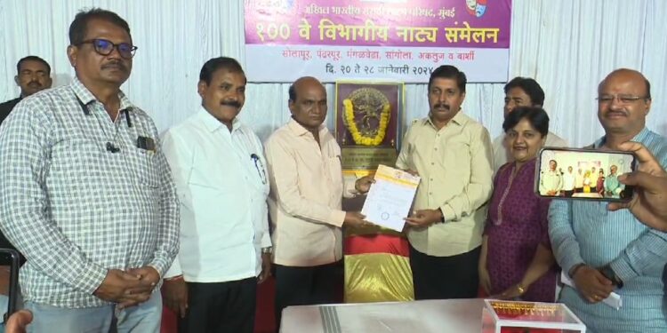 सैराट फेम आर्चीला नाट्यदिंडीत सहभागी होण्यासाठी सांगणार ; धैर्यशील मोहिते पाटील यांची नाट्य संमेलनाच्या संपर्क कार्यालयास भेट