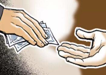 ब्रेकिंग : सोलापुरात फिल्मी स्टाईल अँटी करप्शनची रेड ; सात हजाराची लाच घेणाऱ्या ग्रामसेवकासह शिपायाला अटक ; खाजगी इसम पळाला