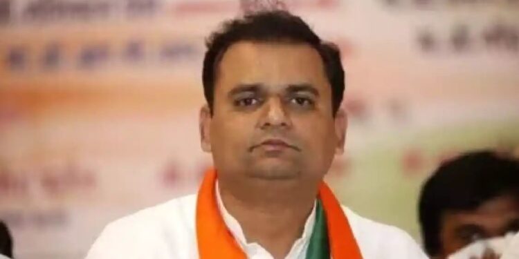 राहुल नार्वेकरांचा ठाकरे गटाला जोरदार दणका ! एकनाथ शिंदे गटाचे सोळा ही आमदार झाले पात्र