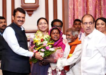 ‘सह्याद्री’ पाणावले… उपमुख्यमंत्री देवेंद्र फडणवीस यांनी करून दाखवले ; ऐतिहासिक आणि संवेदनशील क्षण ! 17 कातकरी कुटुंबांना मिळाल्या त्यांच्या हक्काच्या जमीनी