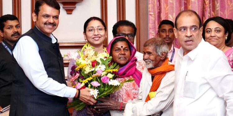 ‘सह्याद्री’ पाणावले… उपमुख्यमंत्री देवेंद्र फडणवीस यांनी करून दाखवले ; ऐतिहासिक आणि संवेदनशील क्षण ! 17 कातकरी कुटुंबांना मिळाल्या त्यांच्या हक्काच्या जमीनी