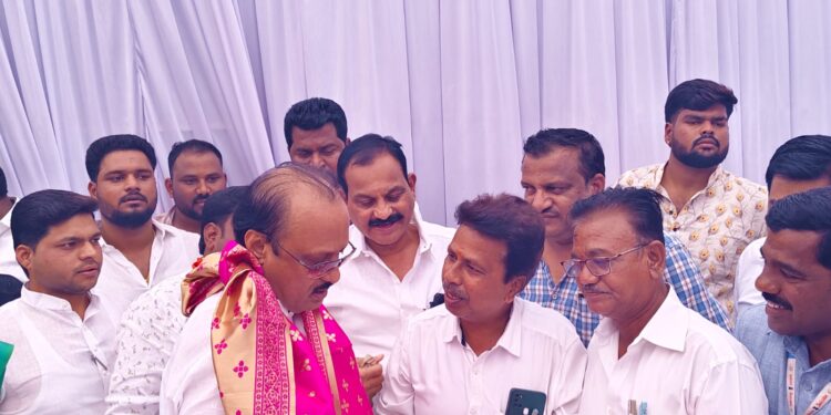 जिल्हा परिषद कर्मचारी युनियन भेटले उपमुख्मंत्री अजित पवारांना ; पवारांचे आश्वासन