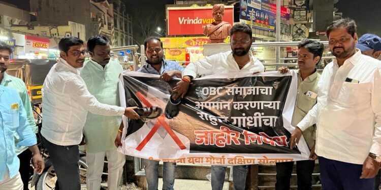 सोलापूरात राहुल गांधी यांच्या प्रतिमेला भाजयुमो कार्यकर्त्यांनी मारले जोडे ; काय आहे नेमके प्रकरण