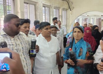 अन्यथा… संपूर्ण शास्त्रीनगरचे दूषित पाणी महापालिकेमध्ये आणून टाकेन ; नागरिक वैतागले !