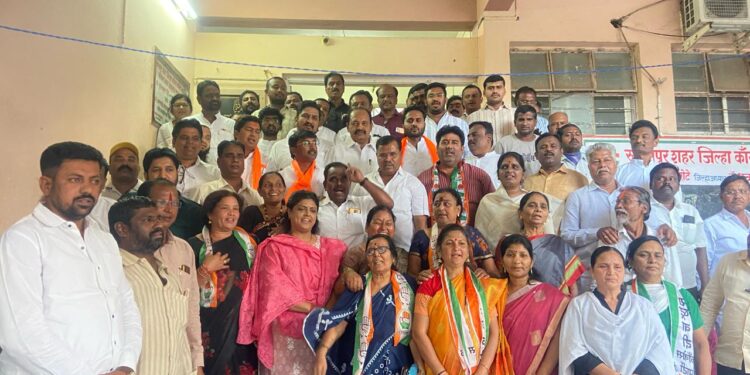 महेश कोठे कित्येक वर्षानंतर काँग्रेस भवनात ; महाविकास आघाडीच्या नेत्यांमध्ये रंगली ‘चाय पे चर्चा’