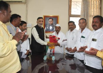 मोहन कदम यांची भारती विद्यापीठ शैक्षणिक संकुल सोलापूरला भेट