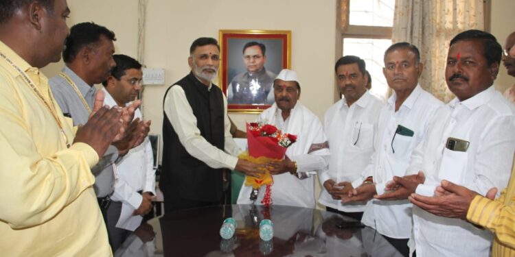 मोहन कदम यांची भारती विद्यापीठ शैक्षणिक संकुल सोलापूरला भेट