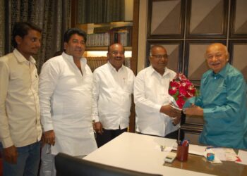 राष्ट्रवादीचे मुजीब शेख लेबर फेडरेशनचे संचालक ; काँग्रेसच्या सुशीलकुमार शिंदेंच्या हस्ते सत्कार