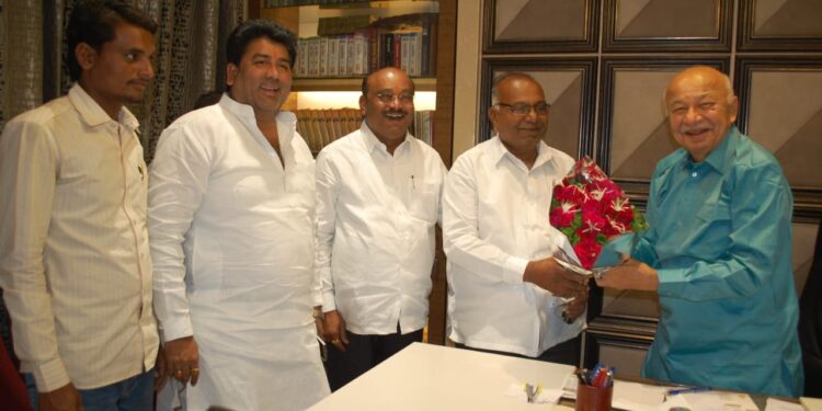 राष्ट्रवादीचे मुजीब शेख लेबर फेडरेशनचे संचालक ; काँग्रेसच्या सुशीलकुमार शिंदेंच्या हस्ते सत्कार