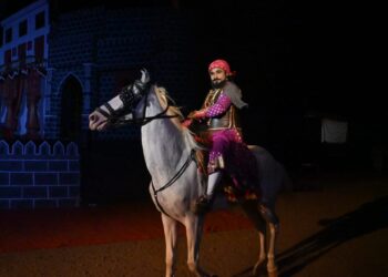 छत्रपती शिवरायांच्या घोड्यावरील एन्ट्रीने उपस्थितांमध्ये स्फुल्लिंग चेतले ! शिवगर्जना महानाट्याचे शानदार उद्घाटन ; फोटो व व्हिडिओ पहा