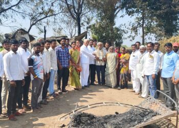 महादेव कोगनुरे पुन्हा एकदा जळीतग्रस्त कुटुंबीयांच्या मदतीला गेले धावून