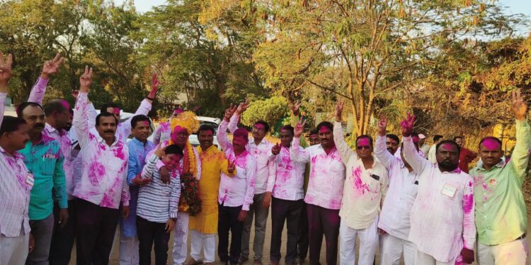 जिल्हा लेबर फेडरेशनच्या निवडणुकीत शिंदे गटाच्या शिवसेना युवाप्रमुखाचा पराभव ; अरुण थिटेंचे नशीब चमकले चिठ्ठीत