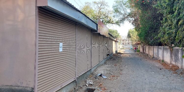 सोलापूरात राजकीय नेत्याचा बेकायदेशीर गाळे बांधण्याचा ‘सपाटा’ ;  पालकमंत्र्यांनी घातले लक्ष ; महापालिका करणार कारवाई