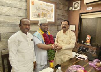 सोलापूर काँग्रेस युवक अल्पसंख्यांक अध्यक्ष नजीब शेख यांचा माजी मंत्री सिद्धाराम म्हेत्रे यांच्याकडून सत्कार