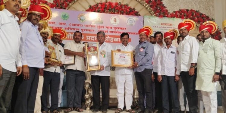 पालकमंत्री चंद्रकांत पाटलांचा सरपंच ग्रामसेवकांना हा सल्ला ; आदर्श ग्रामसेवक, सुंदर गाव, महा आवास अभियान पुरस्काराचे थाटात वितरण