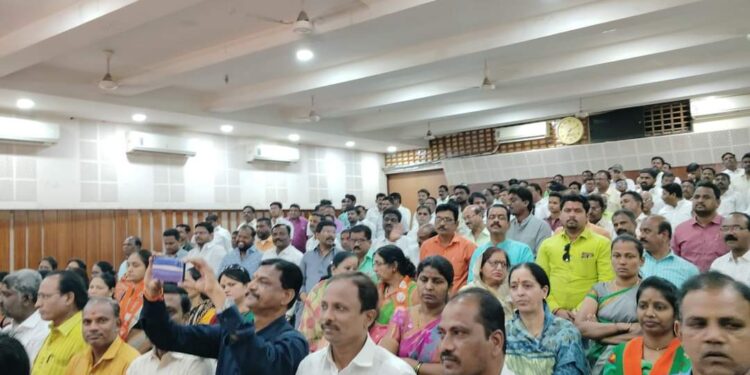 सोलापुरात भाजपच्या प्रबुद्ध संमेलनात बुद्धिजिवी पेक्षा कार्यकर्त्यांचीच भाऊगर्दी ; ‘एमपी’च्या नेत्याला असे बनवले
