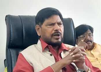 रामदास आठवले यांच्याकडून शरद पवारांच्या ‘तुतारी’ची व प्रकाश आंबेडकरांच्या ‘वंचित’ची चारोळीतून खिल्ली; नंतर घेतले सावरून