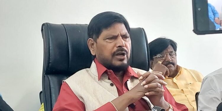 रामदास आठवले यांच्याकडून शरद पवारांच्या ‘तुतारी’ची व प्रकाश आंबेडकरांच्या ‘वंचित’ची चारोळीतून खिल्ली; नंतर घेतले सावरून