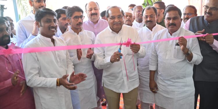 राजन पाटलांना महसूल मंत्र्यांकडून अनगर येथे आणखी एक मोठं कार्यालय गिफ्ट