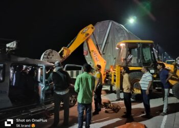 सोलापूर सांगोला रोडवर भीषण अपघात ; 2 जागीच ठार, तिघे गंभीर जखमी, अडकलेली क्रुझर जेसिबीने काढली