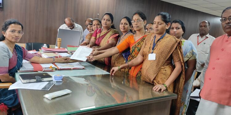 बालवाडी शिक्षिका व सेविका जिल्हाधिकारी कार्यालयात ; आम्हाला पण वेतनश्रेणी लागू करा